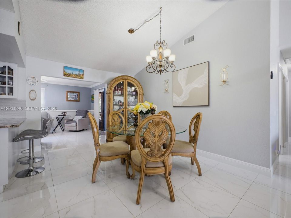 Activo con contrato: $480,000 (3 camas, 2 baños, 1426 Pies cuadrados)