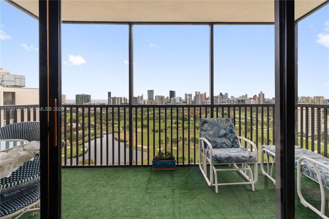 For Sale: $448,000 (2 beds, 2 baths, 1138 Square Feet)