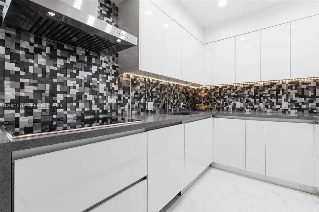 For Sale: $448,000 (2 beds, 2 baths, 1138 Square Feet)