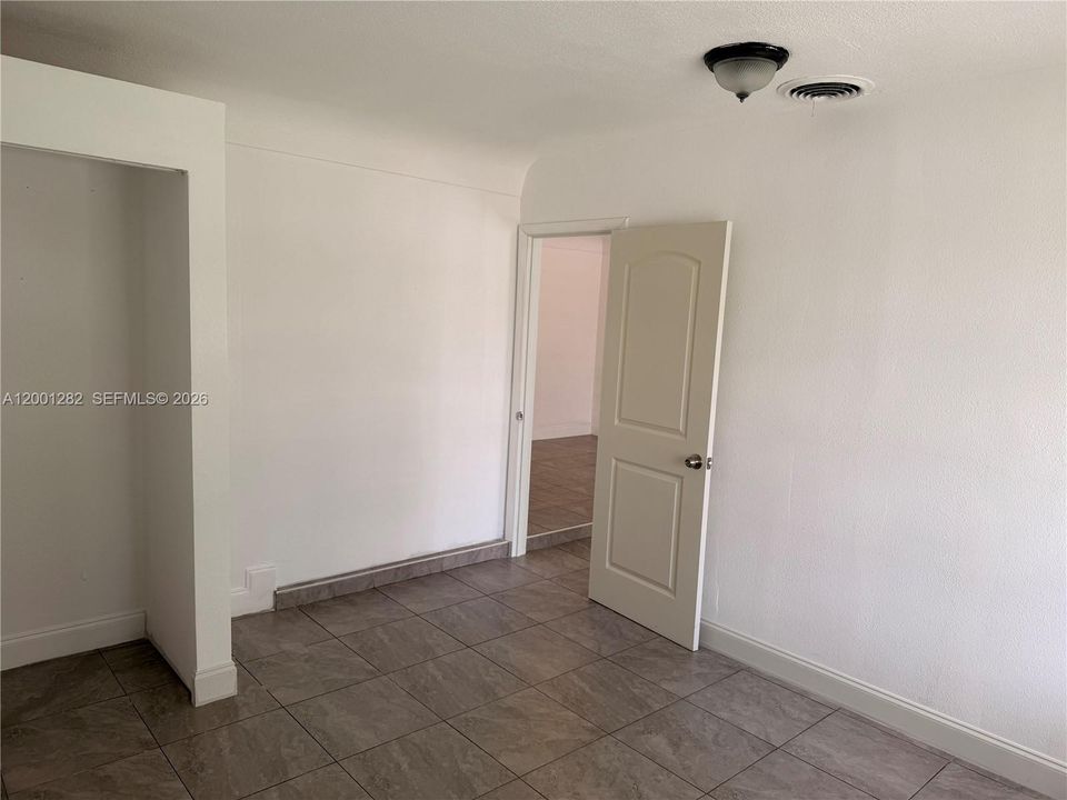 В аренду: $2,300 (2 спален, 1 ванн, 1856 Квадратных фут)
