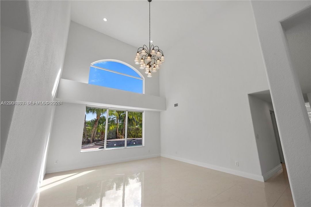En Renta: $8,900 (6 camas, 4 baños, 3710 Pies cuadrados)