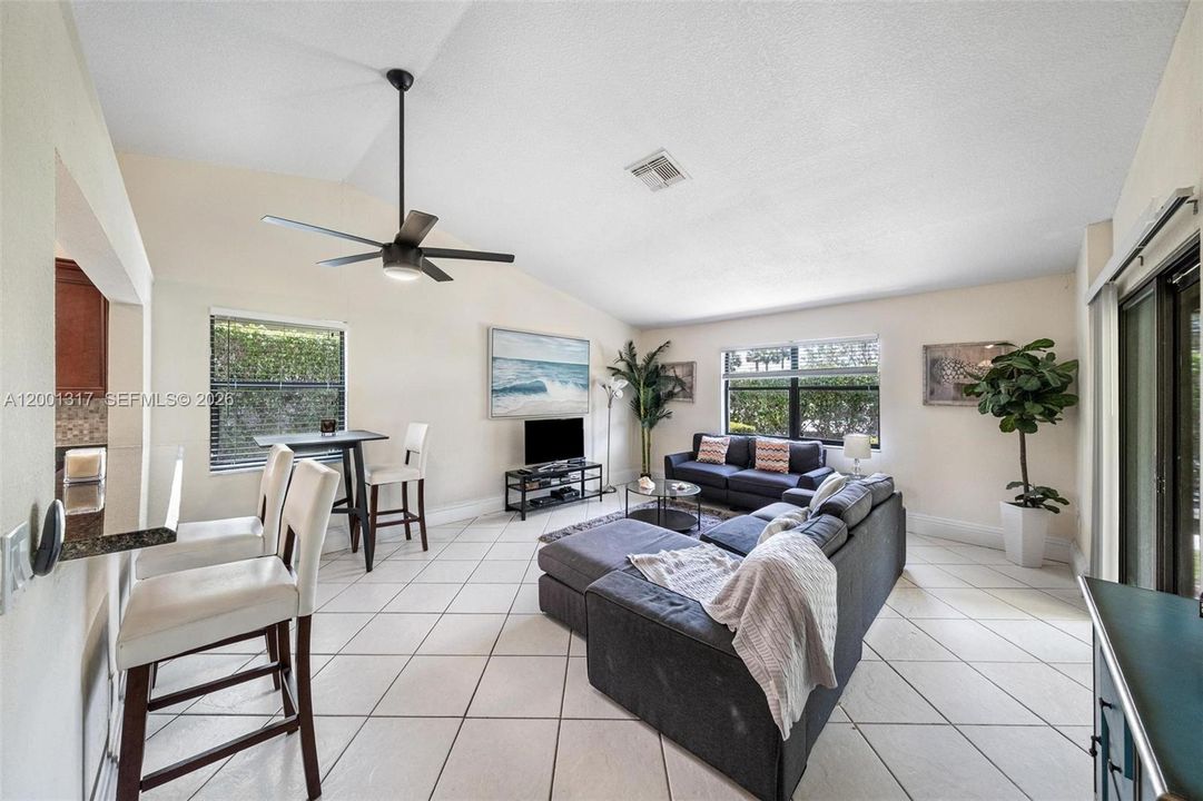 En Venta: $365,000 (3 camas, 2 baños, 1348 Pies cuadrados)