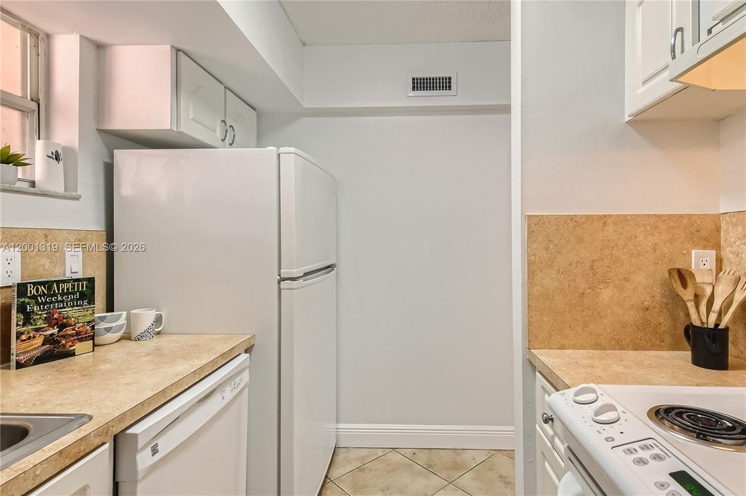 For Sale: $400,000 (2 beds, 2 baths, 829 Square Feet)