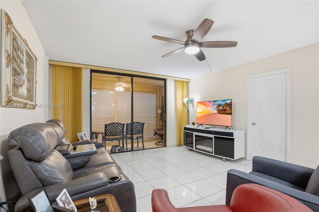 For Sale: $148,900 (2 beds, 2 baths, 1021 Square Feet)