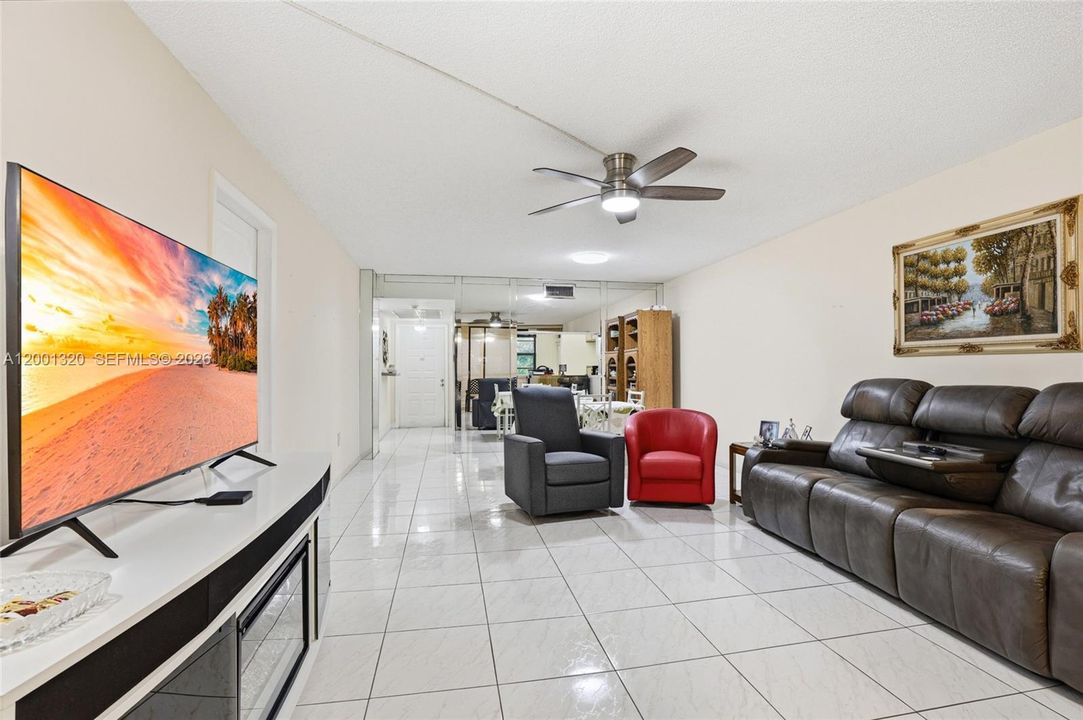 For Sale: $148,900 (2 beds, 2 baths, 1021 Square Feet)