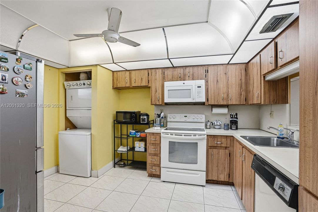 For Sale: $148,900 (2 beds, 2 baths, 1021 Square Feet)
