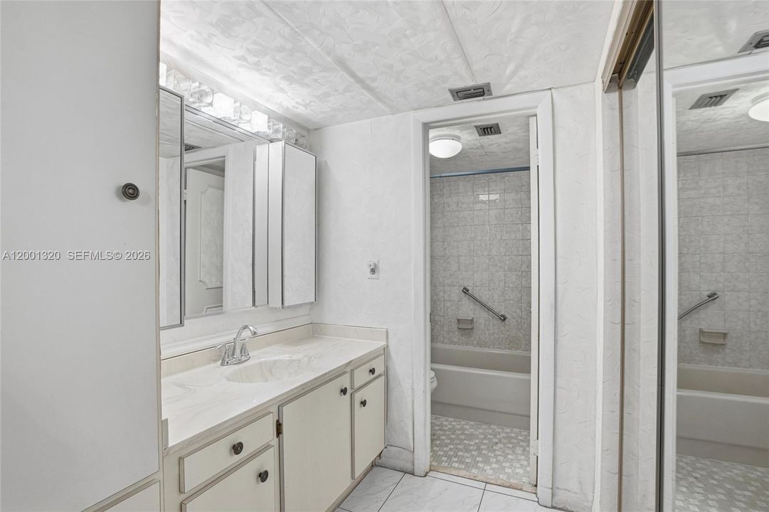 For Sale: $148,900 (2 beds, 2 baths, 1021 Square Feet)