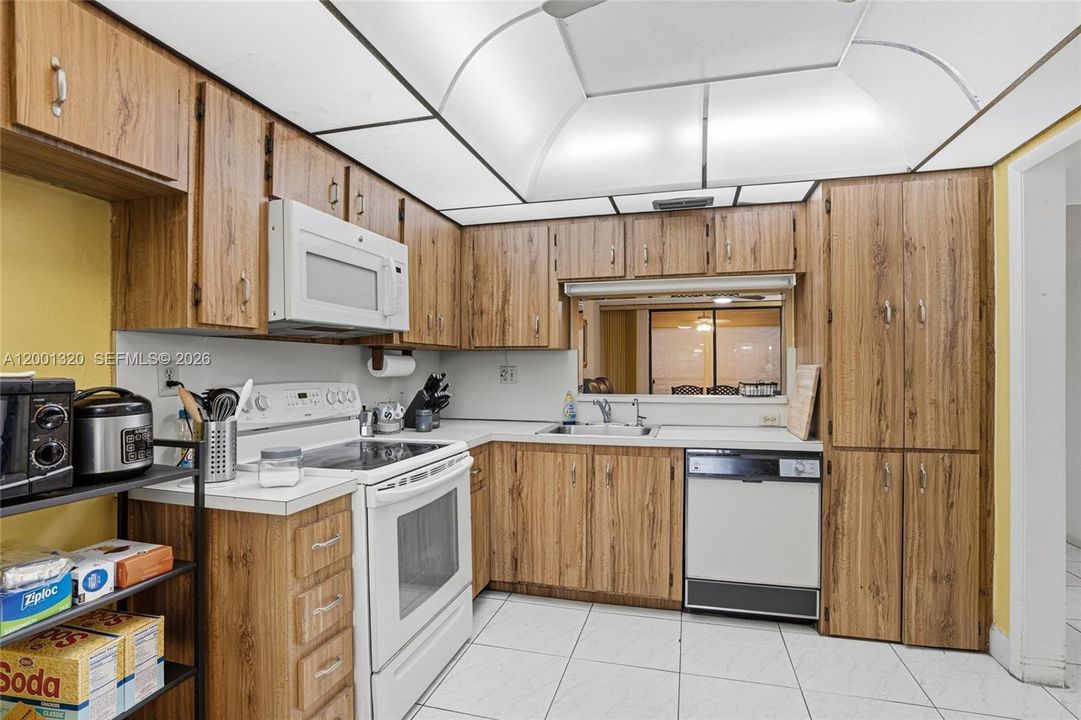 For Sale: $148,900 (2 beds, 2 baths, 1021 Square Feet)