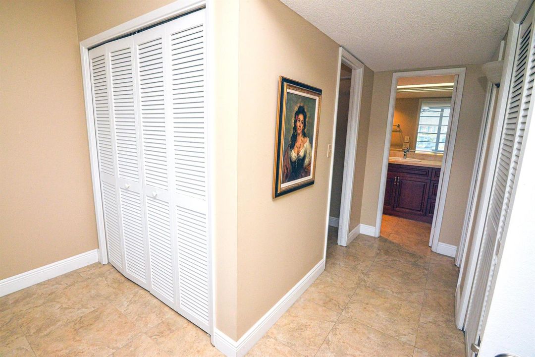 29-bedroomhallway_closets