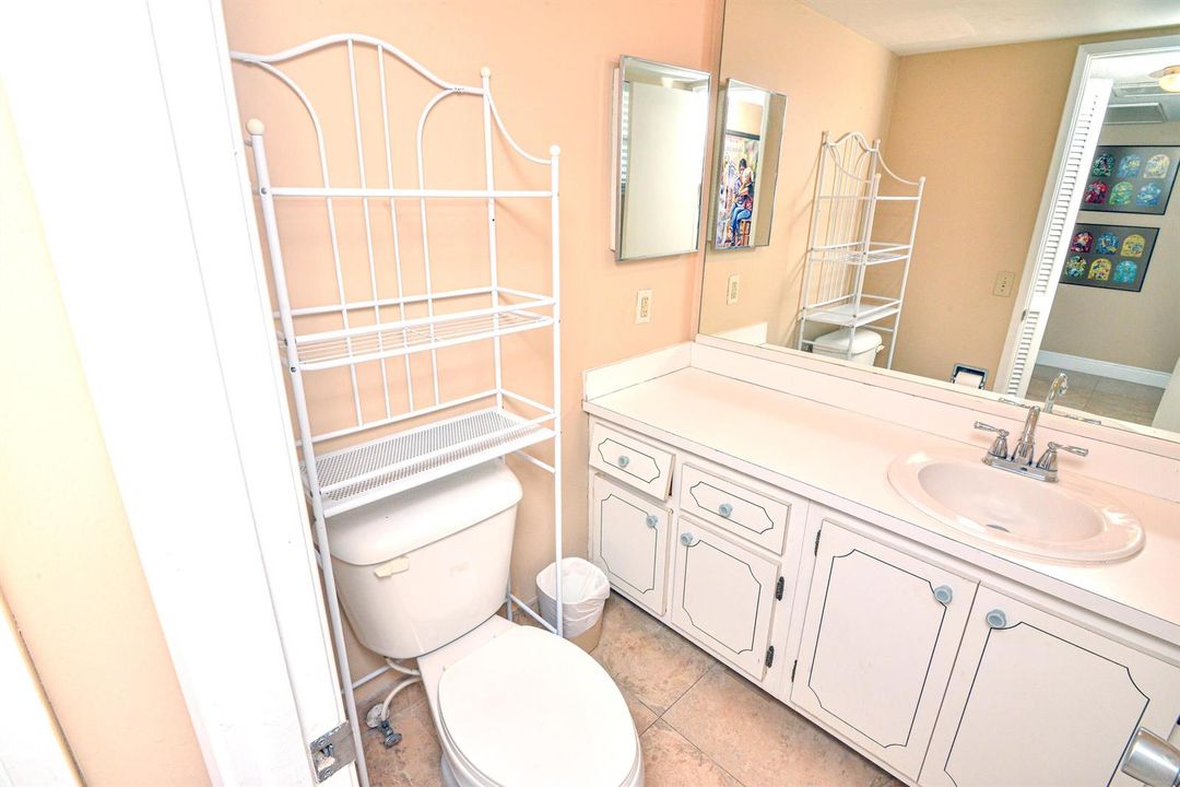 11-halfbathroom