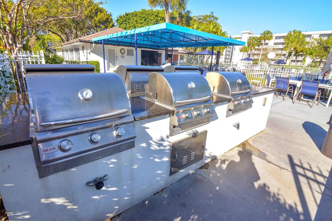 41-poolbbqarea