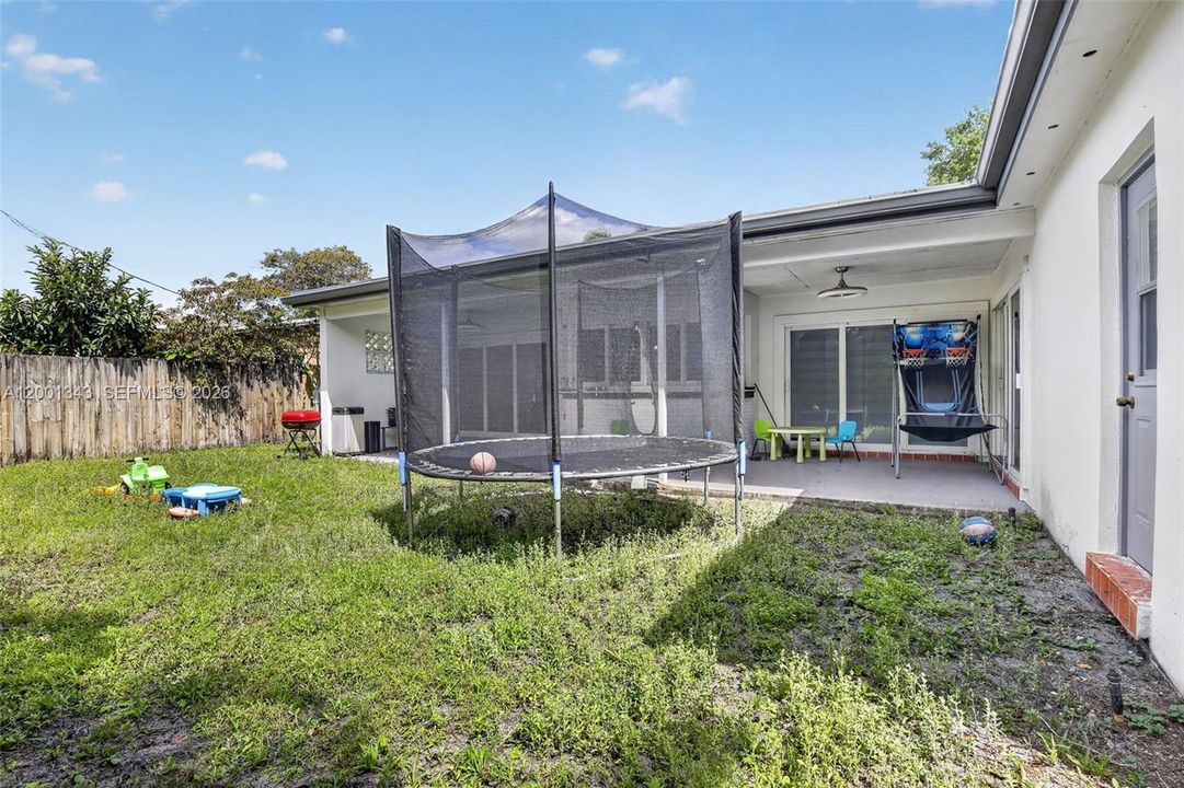 For Sale: $689,000 (3 beds, 2 baths, 1701 Square Feet)