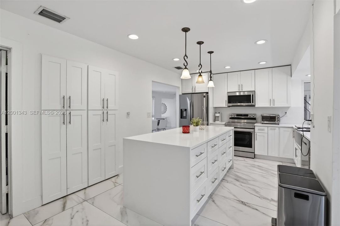 For Sale: $689,000 (3 beds, 2 baths, 1701 Square Feet)