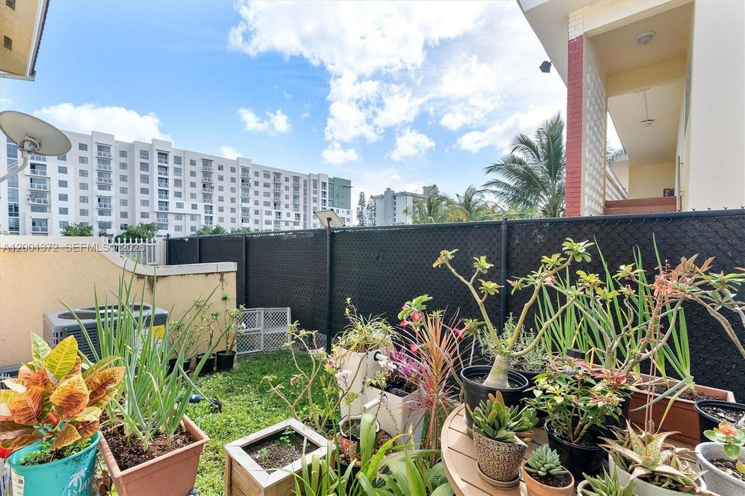 Active With Contract: $299,000 (3 beds, 2 baths, 966 Square Feet)