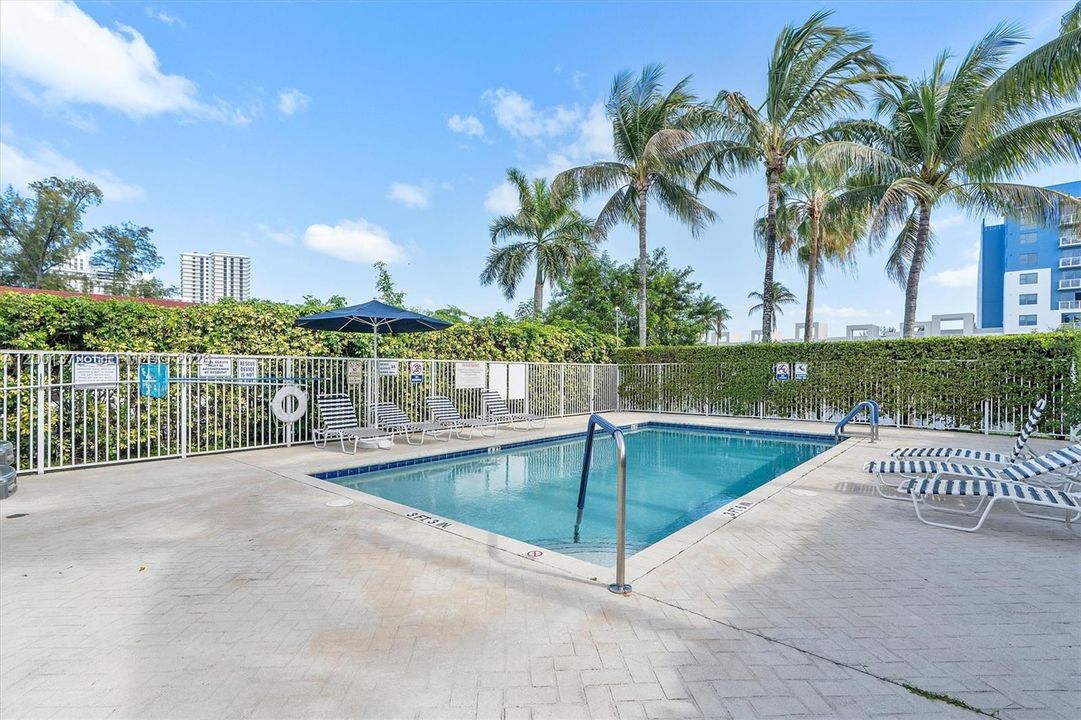 Active With Contract: $299,000 (3 beds, 2 baths, 966 Square Feet)