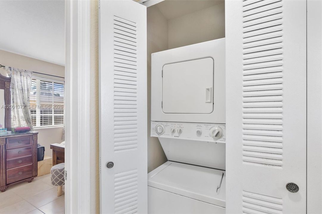 Active With Contract: $299,000 (3 beds, 2 baths, 966 Square Feet)