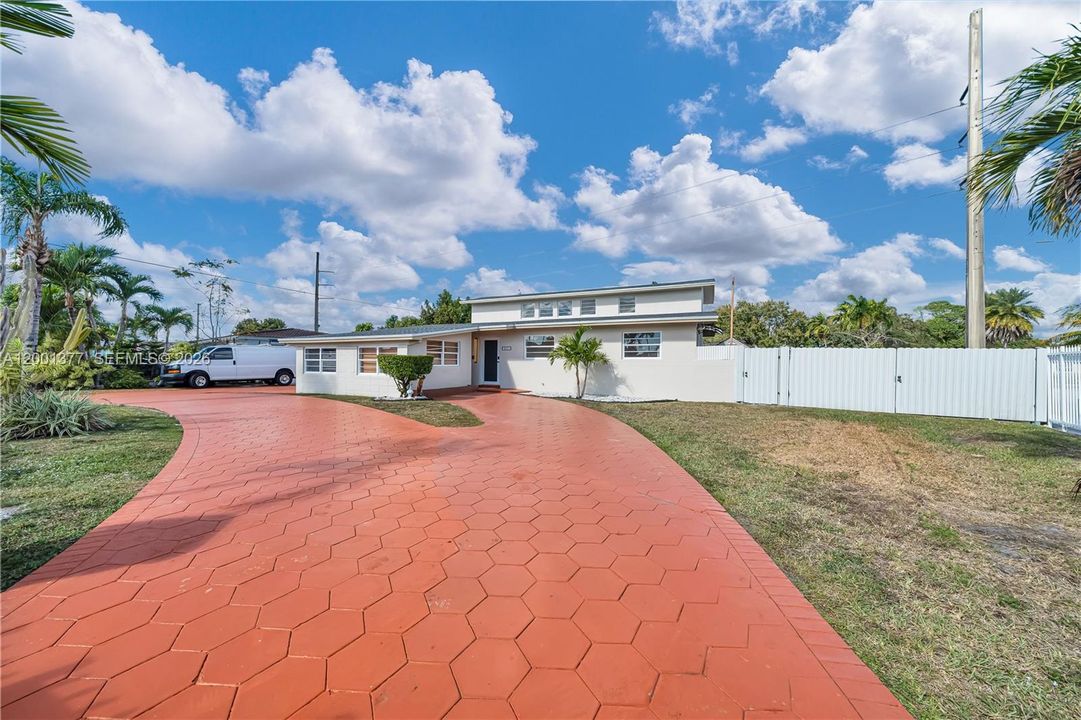 For Sale: $885,000 (5 beds, 3 baths, 2352 Square Feet)
