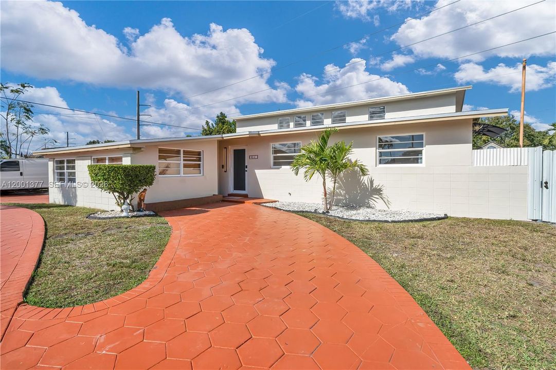 For Sale: $885,000 (5 beds, 3 baths, 2352 Square Feet)