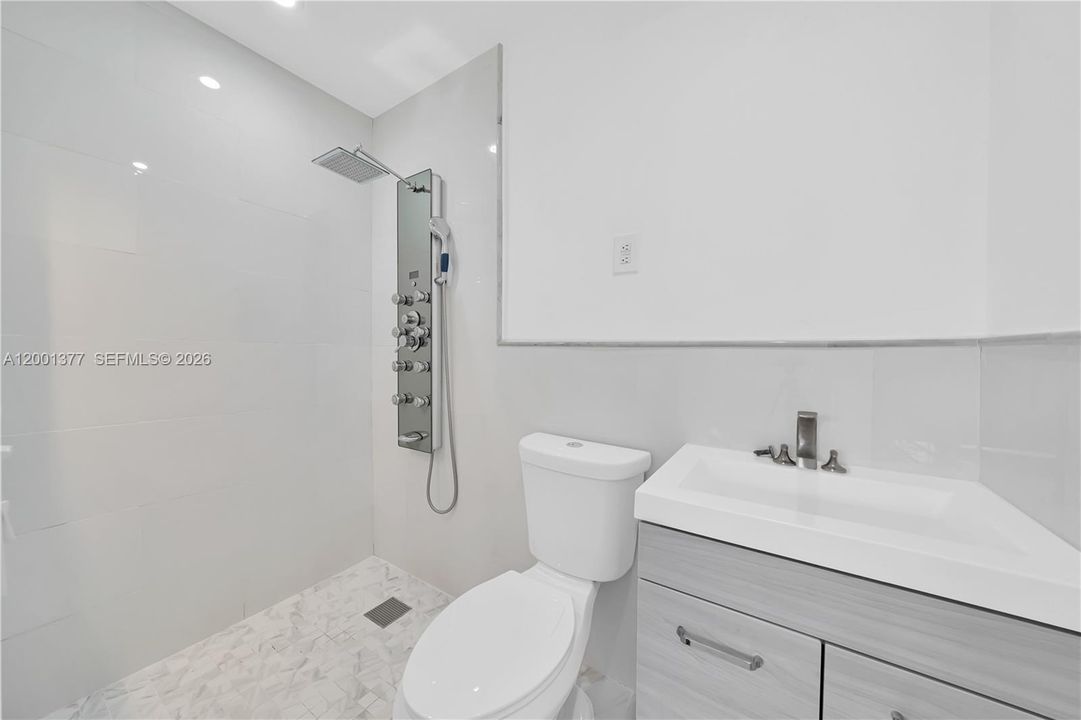 For Sale: $885,000 (5 beds, 3 baths, 2352 Square Feet)