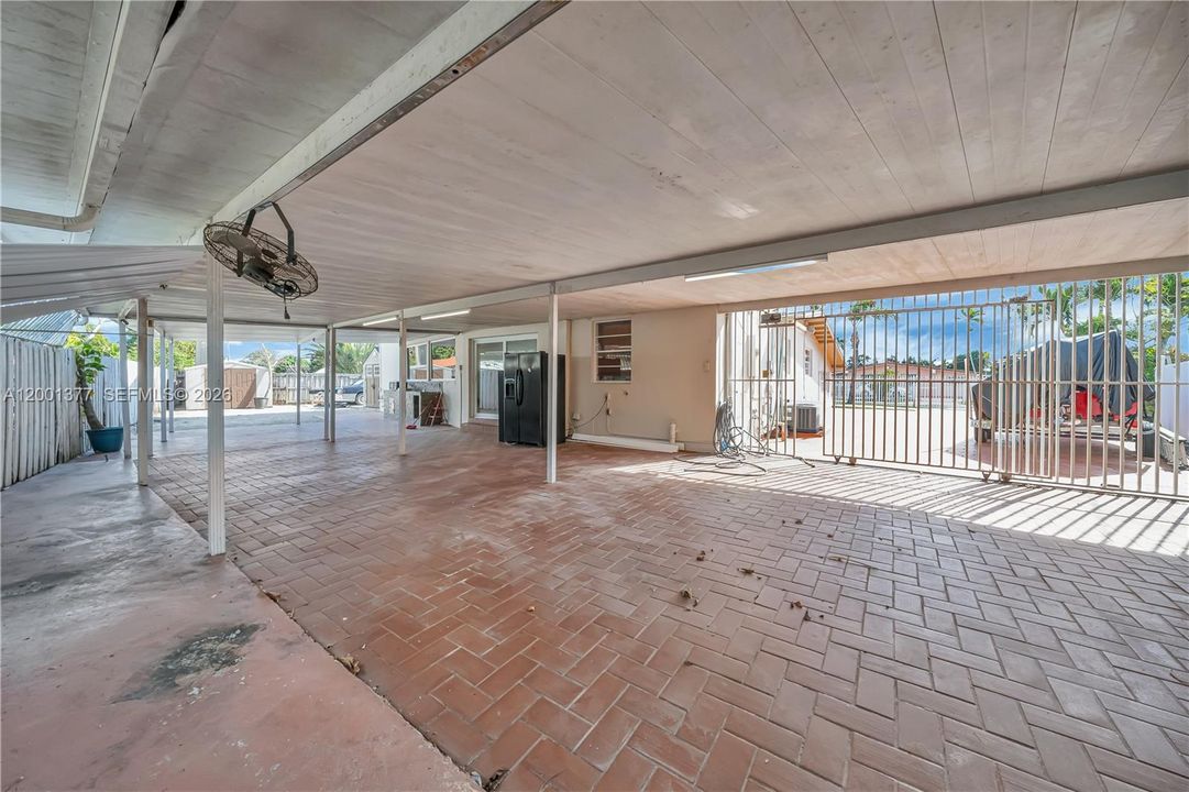 For Sale: $885,000 (5 beds, 3 baths, 2352 Square Feet)