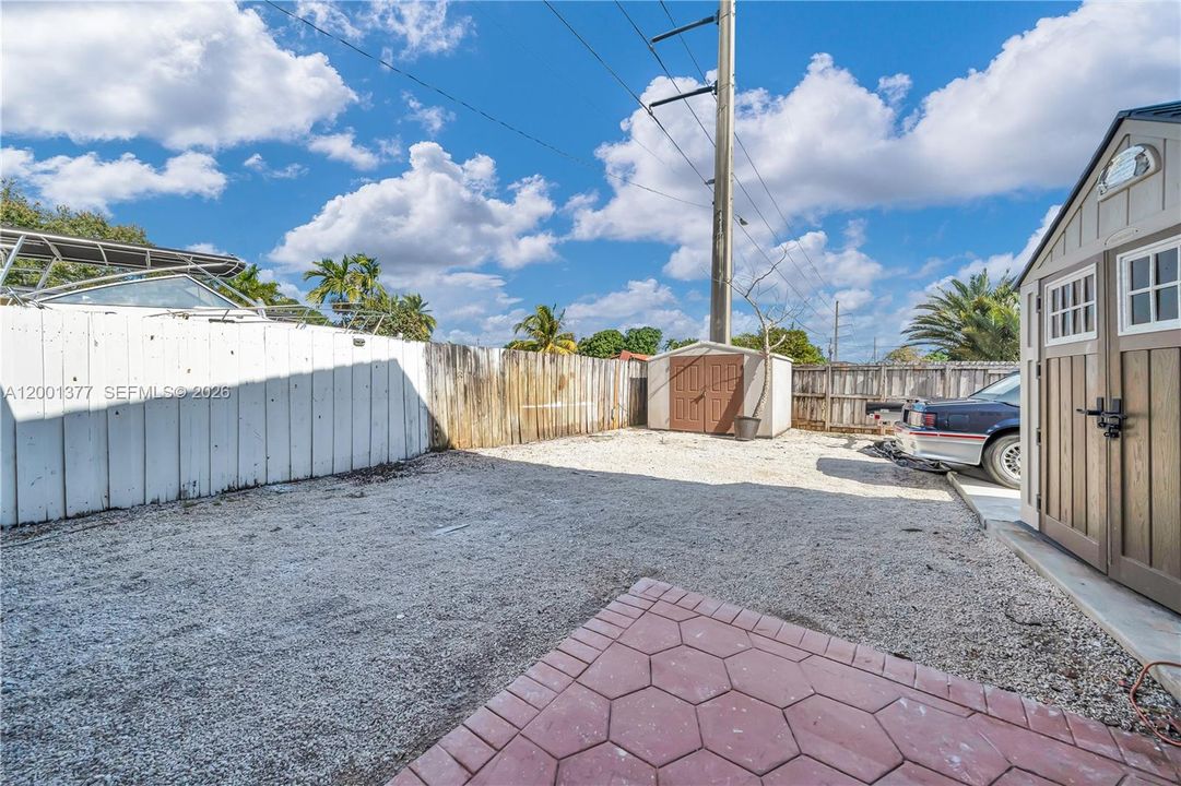 For Sale: $885,000 (5 beds, 3 baths, 2352 Square Feet)