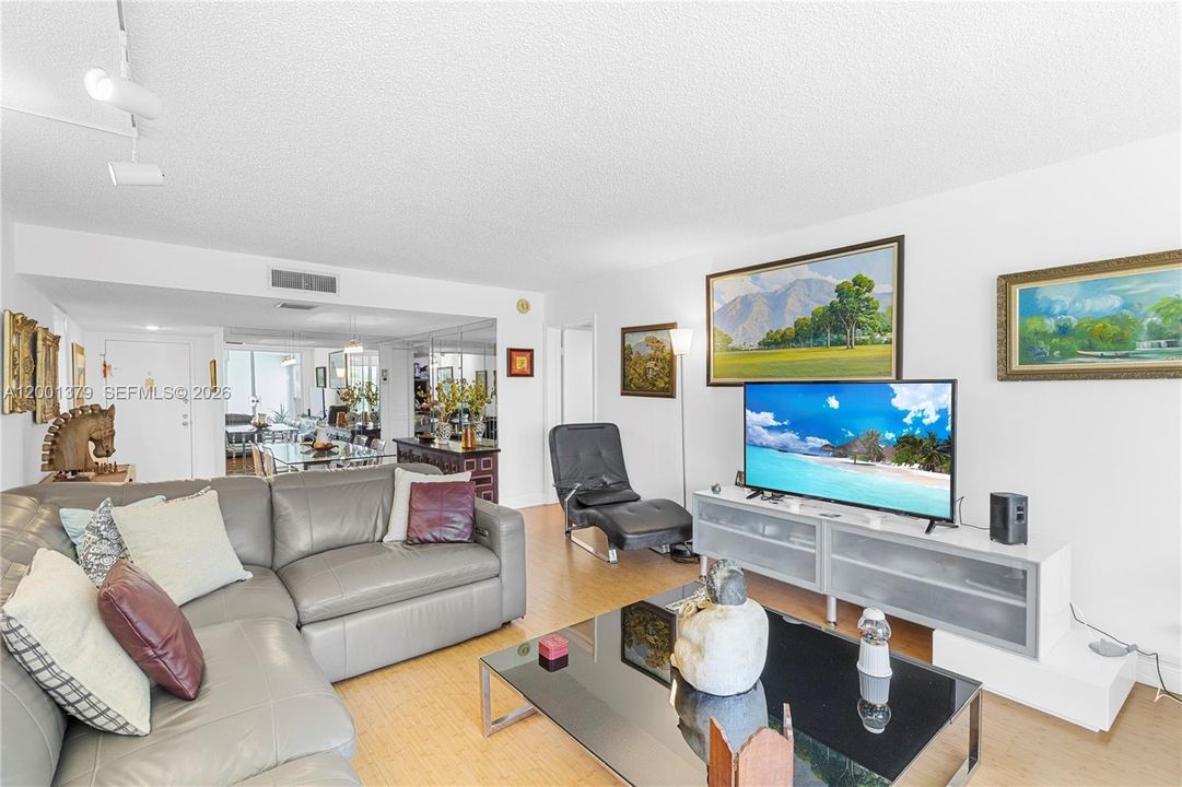 En Venta: $335,000 (2 camas, 2 baños, 1235 Pies cuadrados)
