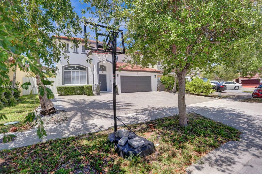 Active With Contract: $730,000 (4 beds, 3 baths, 2581 Square Feet)