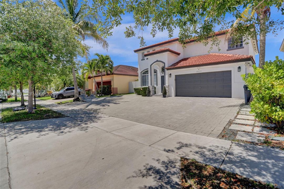 Active With Contract: $730,000 (4 beds, 3 baths, 2581 Square Feet)