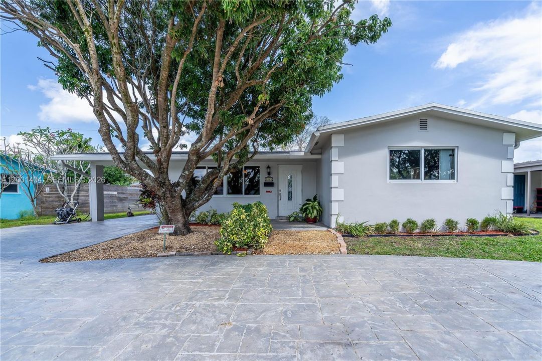 Под контрактом: $579,900 (3 спален, 2 ванн, 1655 Квадратных фут)