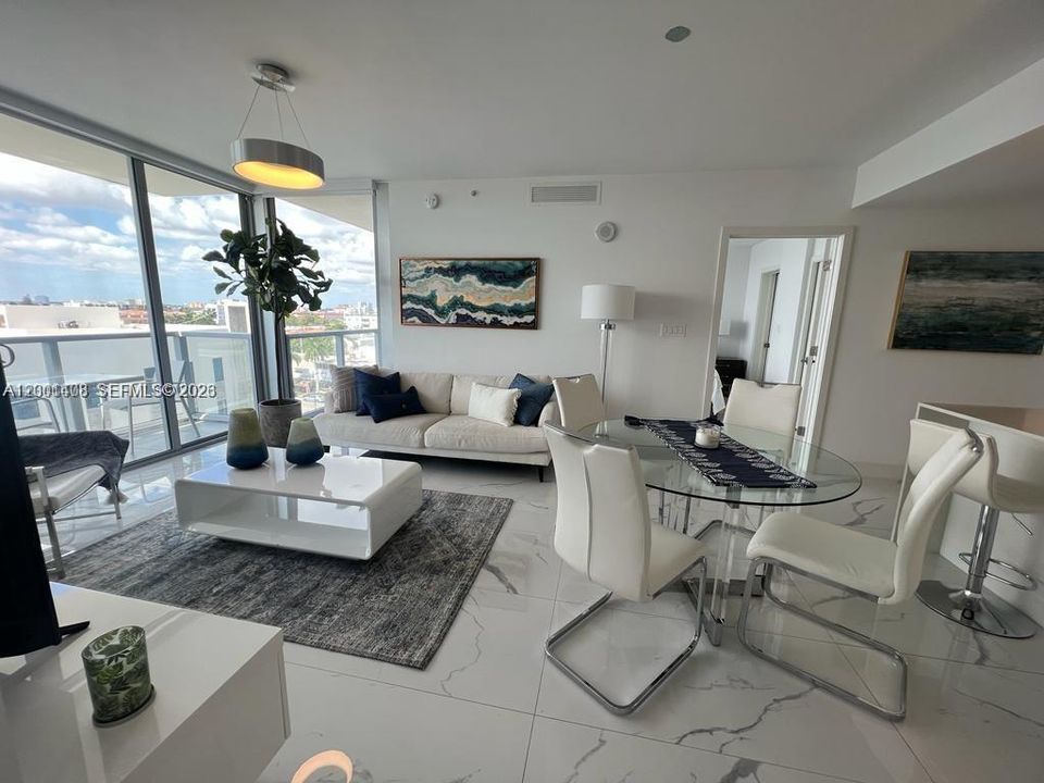 Activo con contrato: $5,600 (2 camas, 2 baños, 1019 Pies cuadrados)