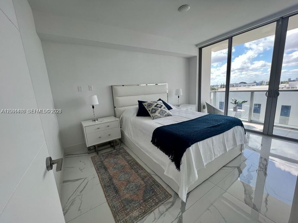 Activo con contrato: $5,600 (2 camas, 2 baños, 1019 Pies cuadrados)