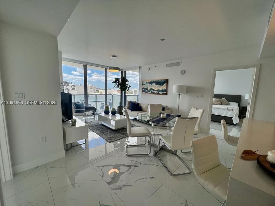Activo con contrato: $5,600 (2 camas, 2 baños, 1019 Pies cuadrados)