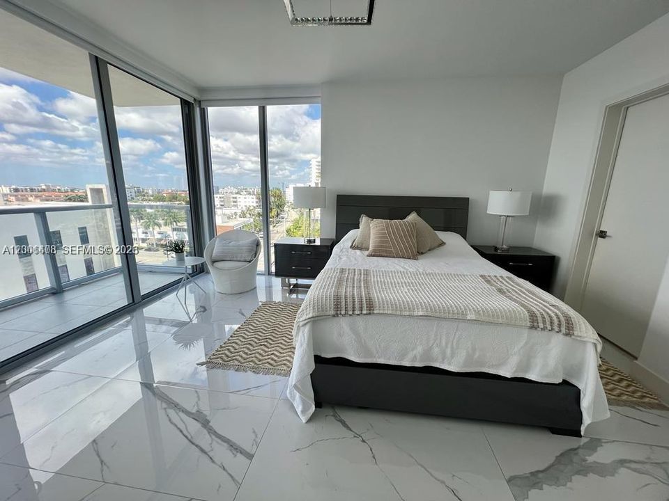 Activo con contrato: $5,600 (2 camas, 2 baños, 1019 Pies cuadrados)