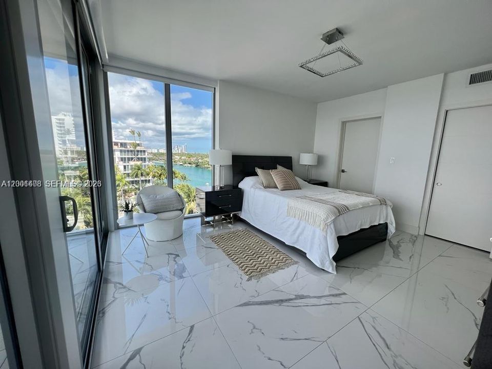Activo con contrato: $5,600 (2 camas, 2 baños, 1019 Pies cuadrados)