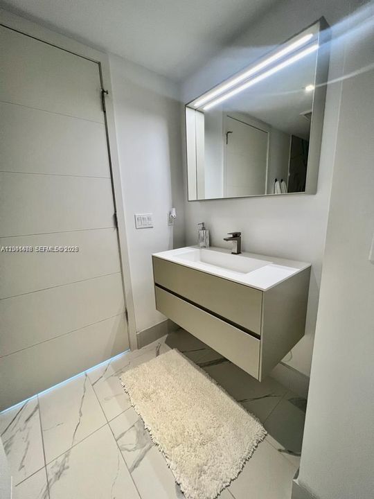 Activo con contrato: $5,600 (2 camas, 2 baños, 1019 Pies cuadrados)
