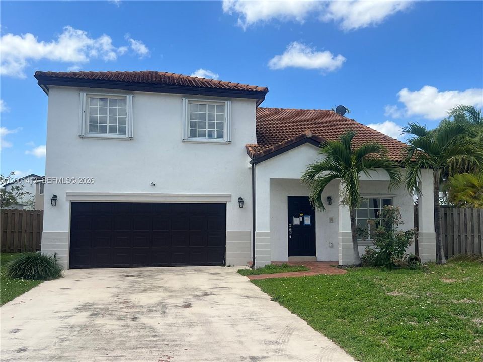Activo con contrato: $599,000 (4 camas, 2 baños, 2135 Pies cuadrados)