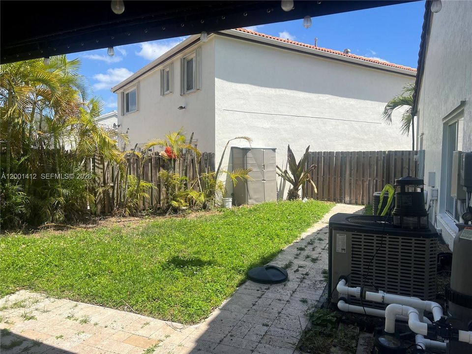 Activo con contrato: $599,000 (4 camas, 2 baños, 2135 Pies cuadrados)
