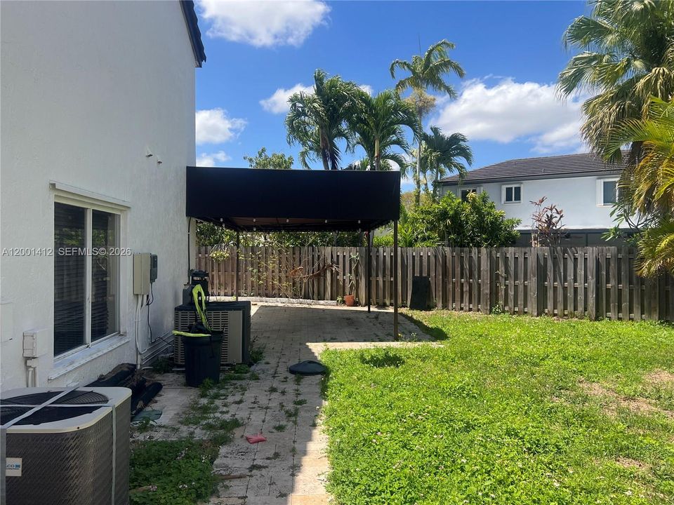 Activo con contrato: $599,000 (4 camas, 2 baños, 2135 Pies cuadrados)