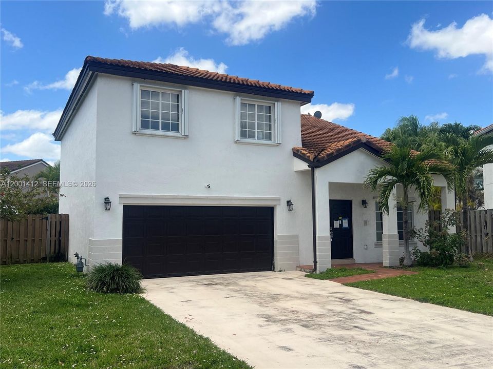 Activo con contrato: $599,000 (4 camas, 2 baños, 2135 Pies cuadrados)