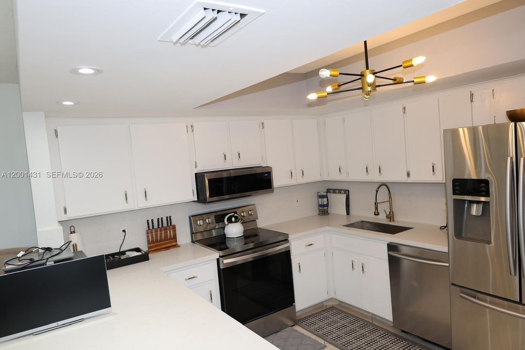 For Rent: $3,500 (2 beds, 2 baths, 1577 Square Feet)