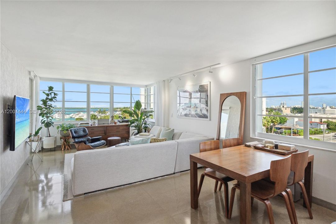 For Sale: $499,000 (1 beds, 1 baths, 757 Square Feet)