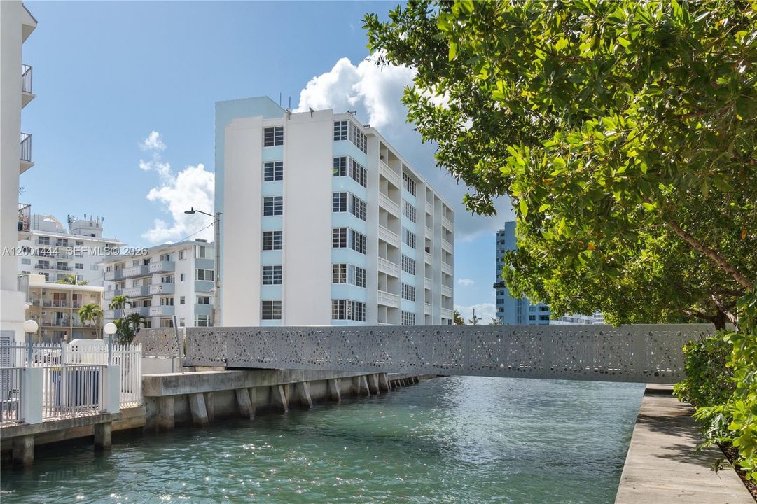 For Sale: $499,000 (1 beds, 1 baths, 757 Square Feet)