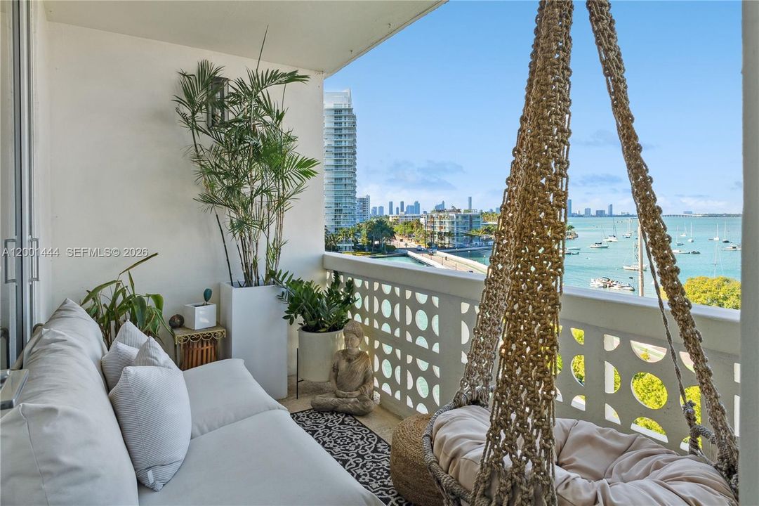 For Sale: $499,000 (1 beds, 1 baths, 757 Square Feet)