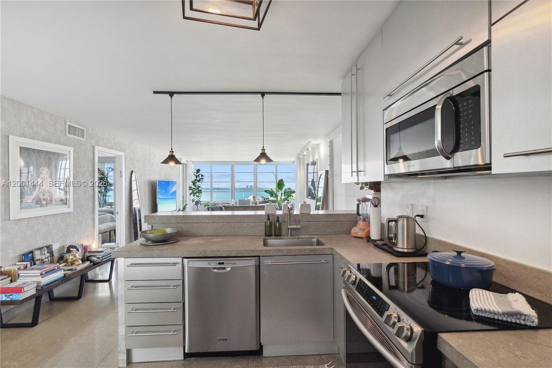 For Sale: $499,000 (1 beds, 1 baths, 757 Square Feet)