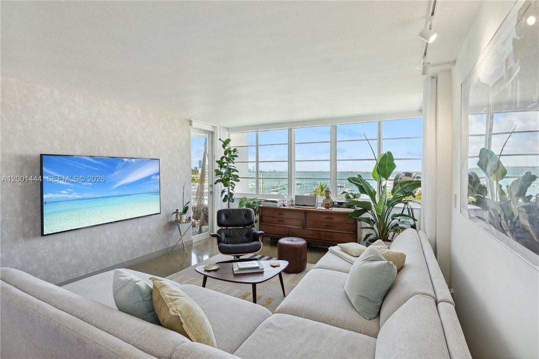 For Sale: $499,000 (1 beds, 1 baths, 757 Square Feet)