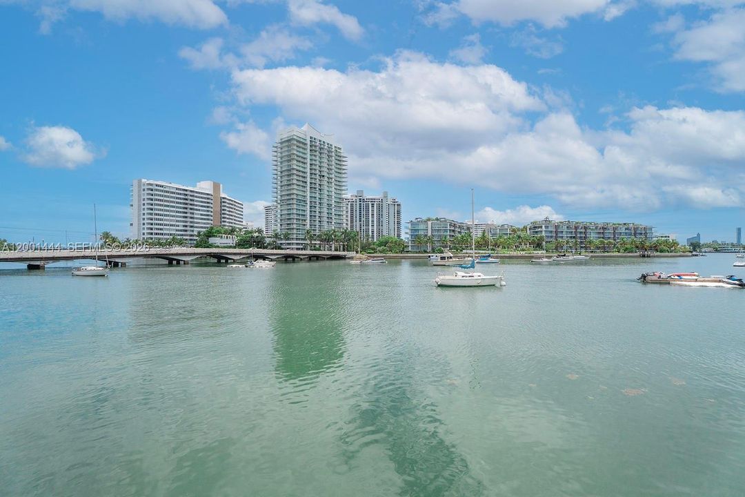 For Sale: $499,000 (1 beds, 1 baths, 757 Square Feet)