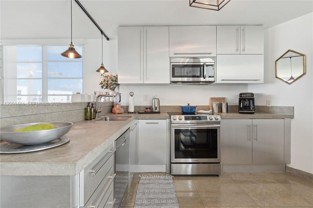 For Sale: $499,000 (1 beds, 1 baths, 757 Square Feet)