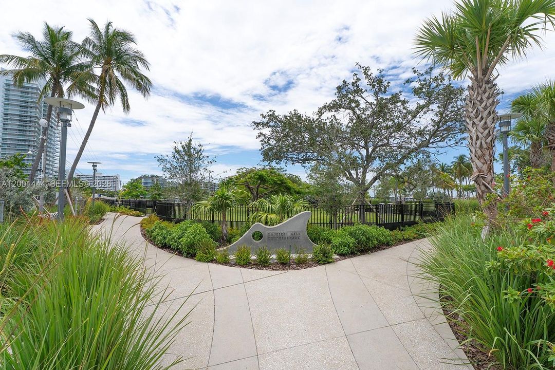 For Sale: $499,000 (1 beds, 1 baths, 757 Square Feet)