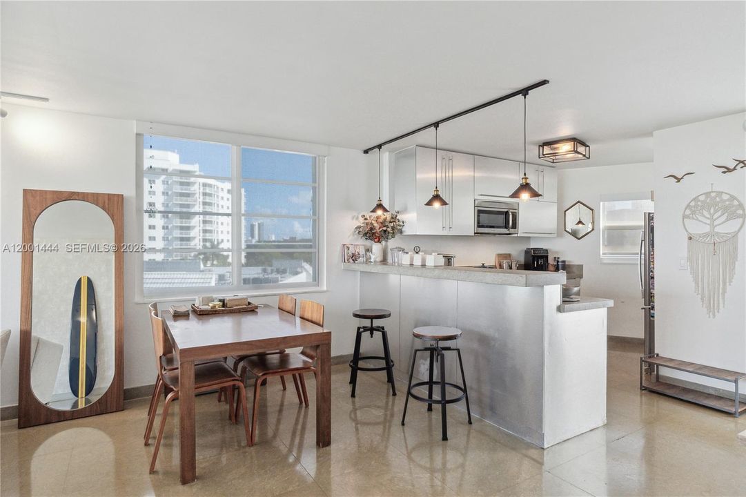 For Sale: $499,000 (1 beds, 1 baths, 757 Square Feet)