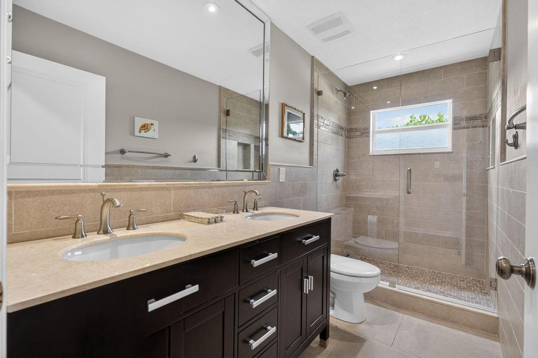 41-web-guest bath red gum